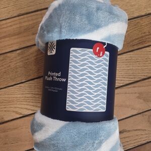 Blue and White Printed Plush Throw *NEW*